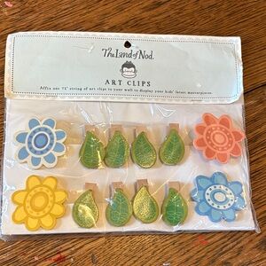 Land of Nod Wooden Flower Art Clips on 72” string NWT